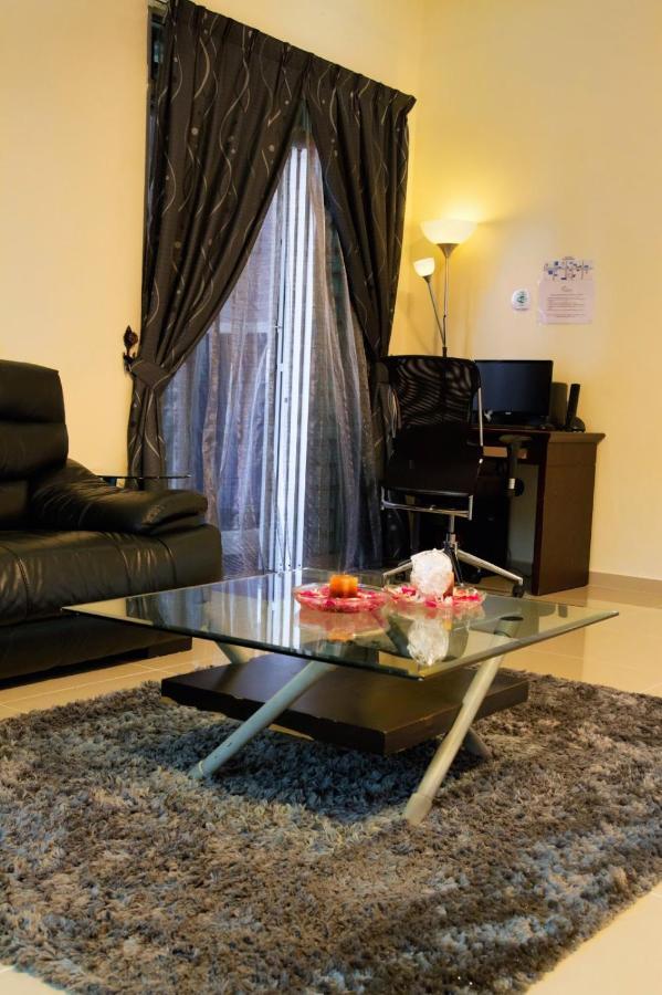Homestay Hj Esmon Parit Raja Uthm Batu Pahat Buitenkant foto